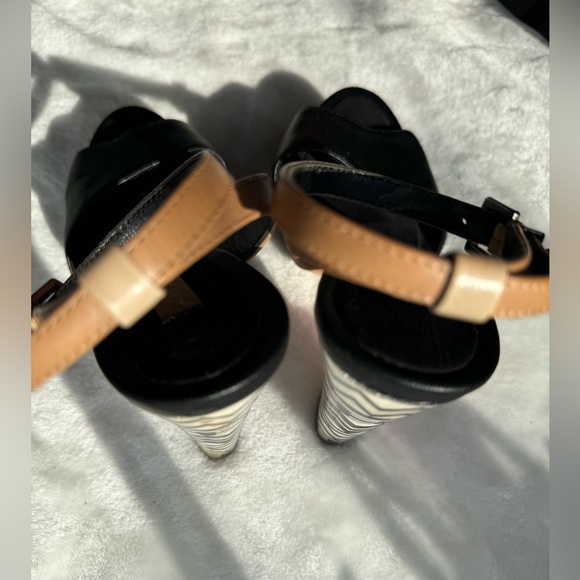 The sandals are high heeled, with a black, beige and white color combination. - Picture 7 of 8